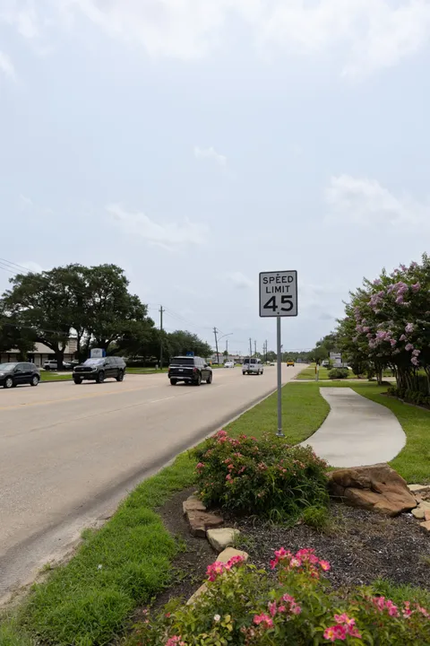 Broadway street view beside the clinic’s landscaped frontage, sidewalk, and 45 mph speed-limit sign.