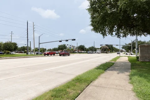 Broadway traffic-light intersection near the Town Center clinic, with ALDI visible beyond the roadway.